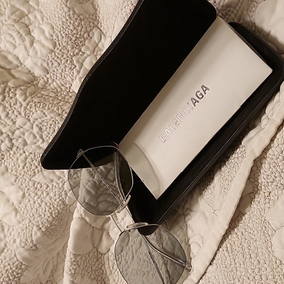 Balenciaga beautiful sunnies! Like new. - Picture 6 of 6